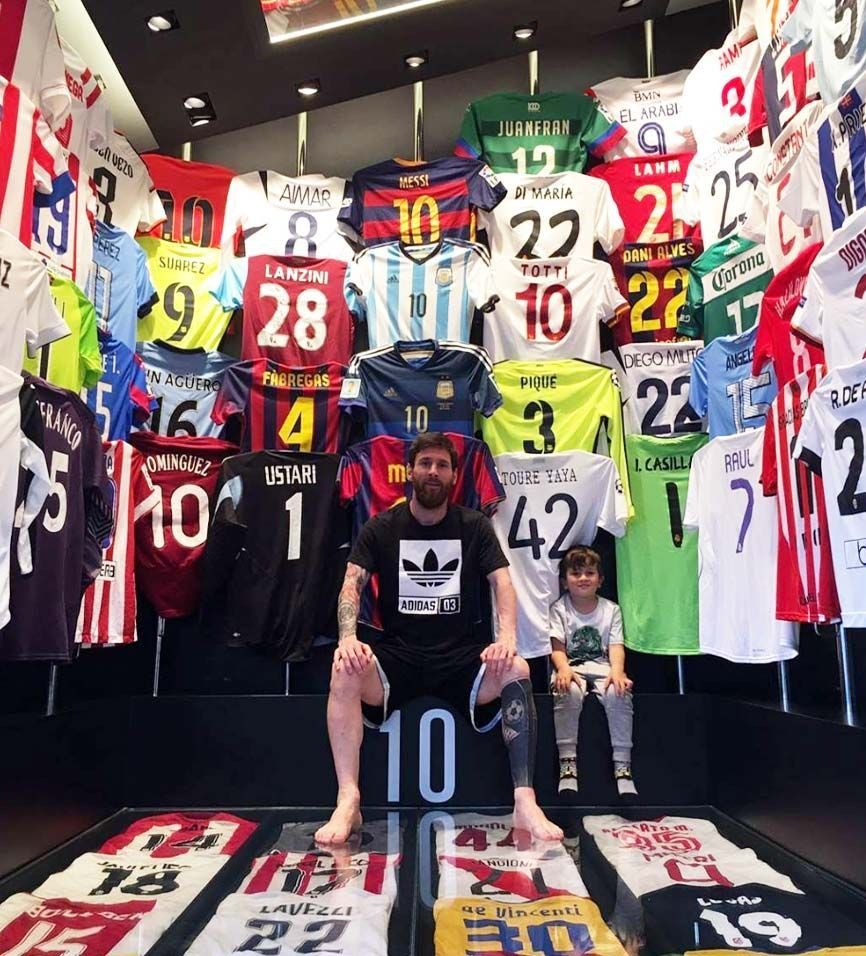 স্পেনের উপকূলে ক্যাস্টেলডেফেলসের (Castelldefels) বেলারাম (Bellamar) এলাকায়, ক্যাম্প ন্যু থেকে ১২ মাইল দূরত্বে। স্কোয়ার ইয়ার্ডস (Square Yards) অনুসারে, ২০০৯ সালে বাড়িটি কিনতে ১.৮ মিলিয়ন (প্রায় ১৮ কোটি) এবং সংস্কারের জন্য আরও ৬ মিলিয়ন (প্রায় ৫৮ কোটি) খরচ করেন।